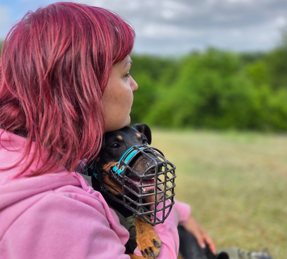 Judith Seel mit ihren Hunden im schwedischen Wald